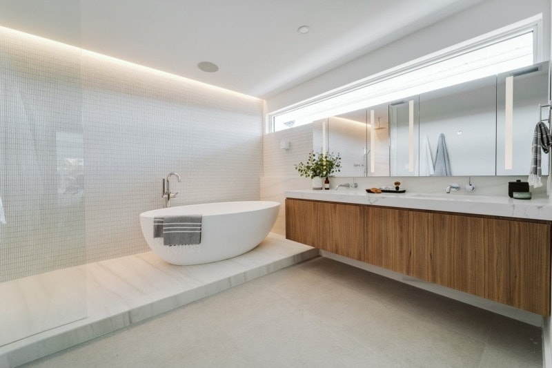 01-Oliver_modern-luxury-bath