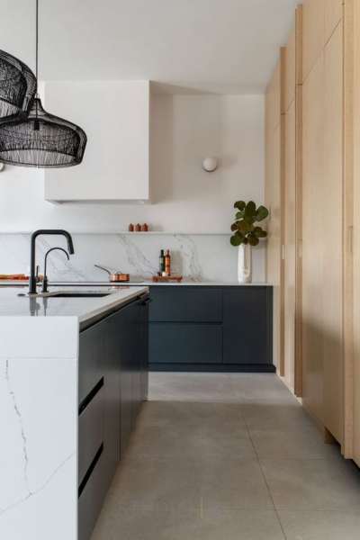 11a-modern-organic-kitchen-dark-lower-cabinets-STUDIO818