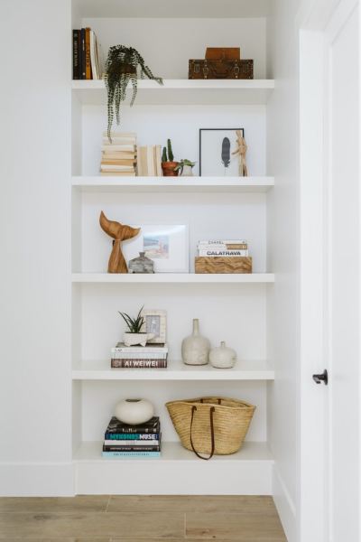 54-BambooHause-mid-century-modern-guest-hall-shelving_Studio818