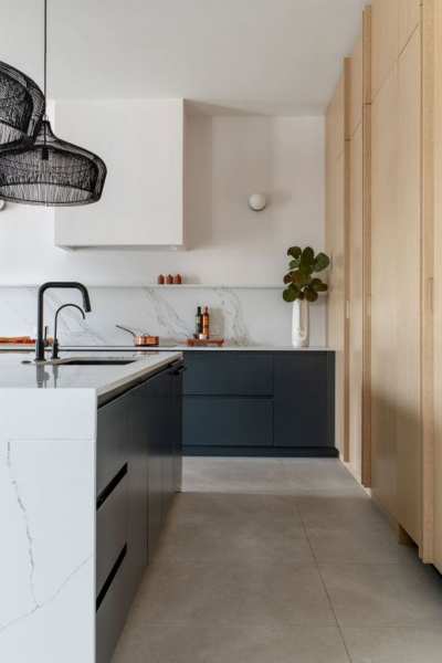 11a-modern-organic-kitchen-dark-lower-cabinets-STUDIO818