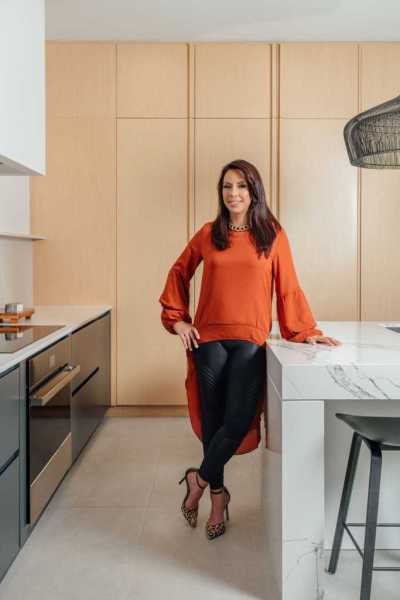 16a-modern-organic-16a-kitchen-dark-lower-cabinets-light-upper-cabinets