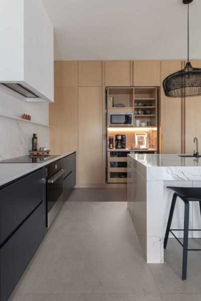 16b-modern-organic-kitchen-dark-lower-cabinets-light-upper-cabinets