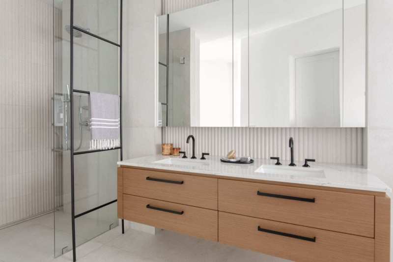 33-modern-organic-bath-fluted-wall-tile-light-oak-vanity
