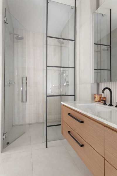 35a-modern-organic-bath-fluted-wall-tile-towel-ladder