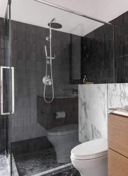 41-modern-organic-bath-design-black-wall-tile-white-marble